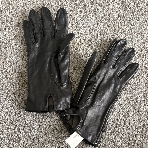 Isotoner Elegant Black Leather Gloves - Picture 7 of 10